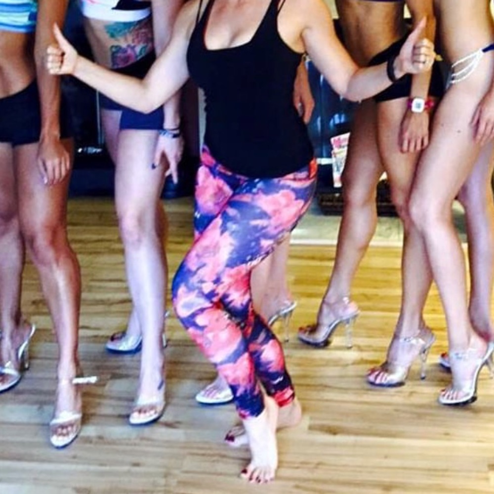 Yoga leggings. Dark roses.